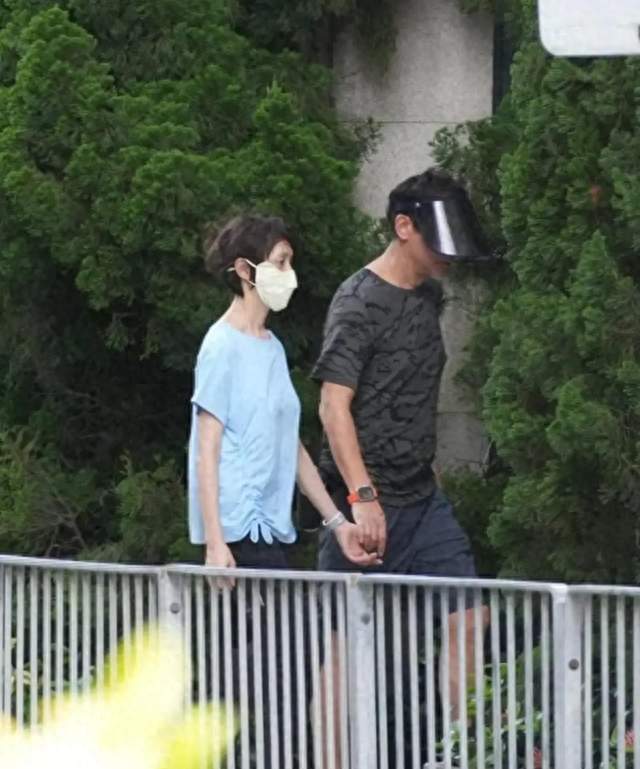 偶遇刘青云夫妇散步，郭蔼明身材消瘦锁骨突出，紧握双手不放开