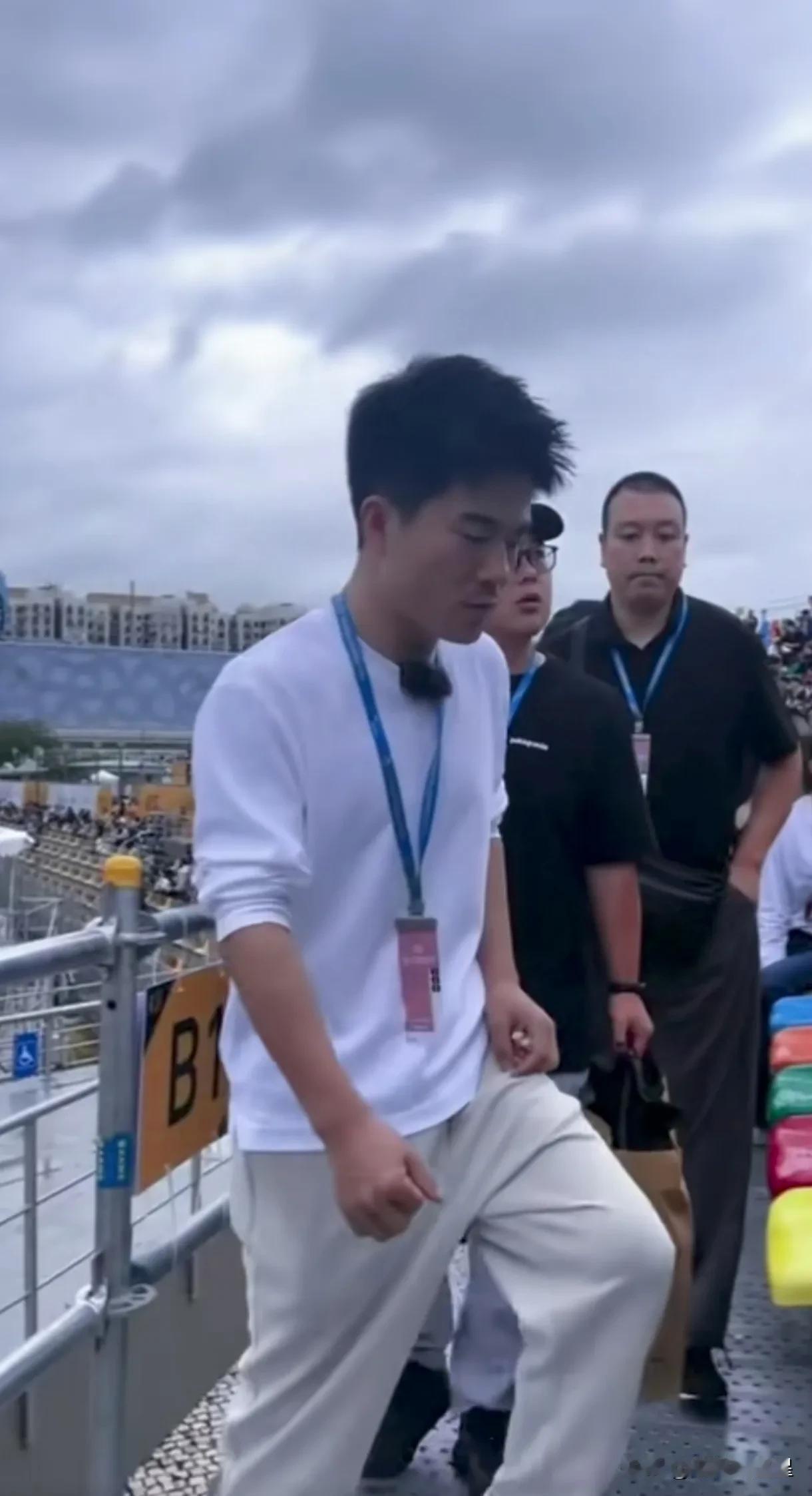 导演，请问宇辉的演讲在哪里可以看到？
董老师此刻应该正在演讲，可惜没有直播，粉丝