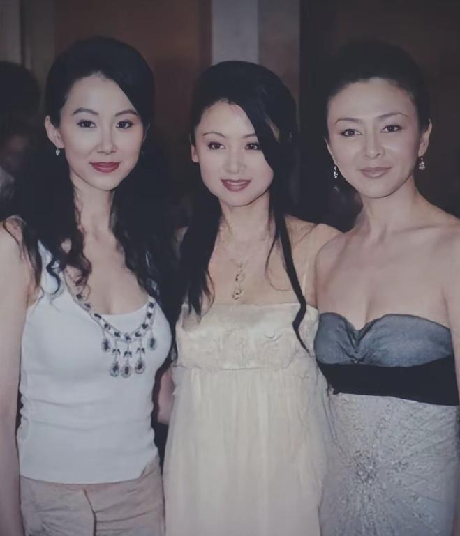 20多年前的两岸三地大美女！
这是萧蔷、陈红、关之琳三人出席上海电影节时候的同框