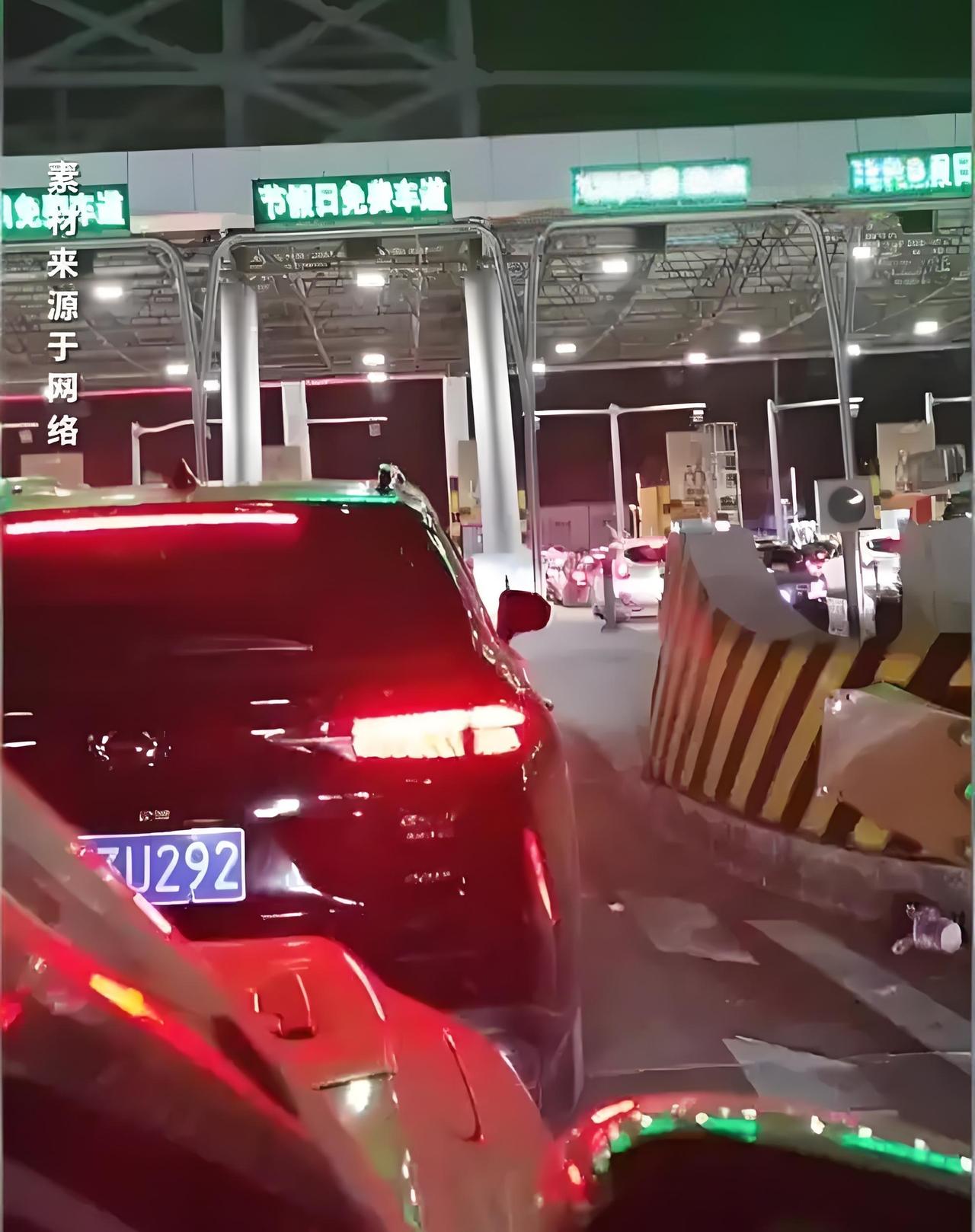 8秒500元：高速免费的“生死时速”谁在买单？

这个国庆假期，不少司机在高速收