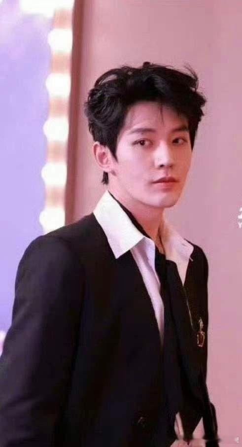 网友说肖战和邓为看着好像，大家看着像嘛？ 