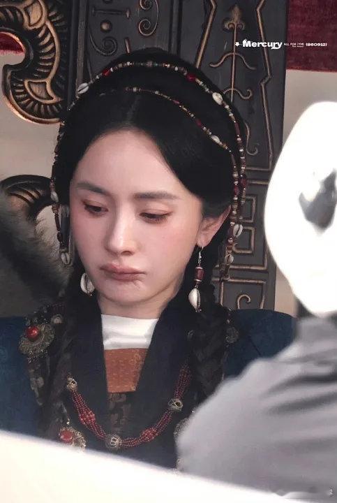 杨幂被马屁拍了幂姐你别给我萌鼠！怎么被马屁拍了哈哈哈！杨幂被马吓了一跳还被路过顶
