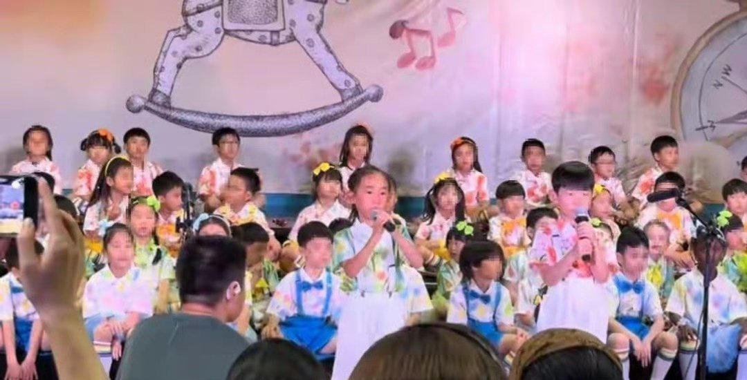 陈小春小儿子英文主持毕业典礼小儿子Hoho全英文脱稿主持幼儿园毕业典礼，从容大方