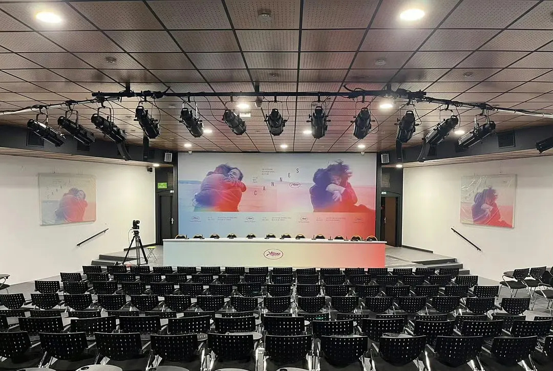 戛纳电影节发布会现场，不知道福茂今天会不会在现场透露更多《狂野时代》的信息 [思