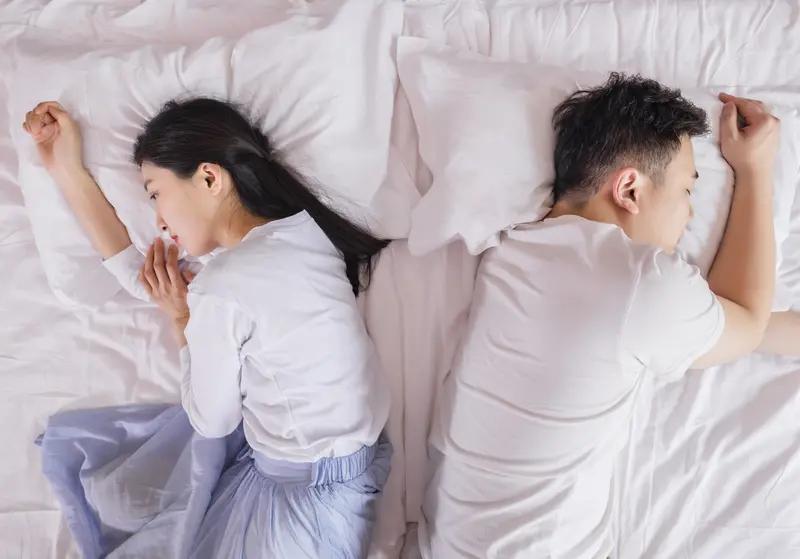 一段婚姻最悲哀的，不是争吵和贫穷，而是同床异梦、相互消耗和不互相尊重。
同床异梦