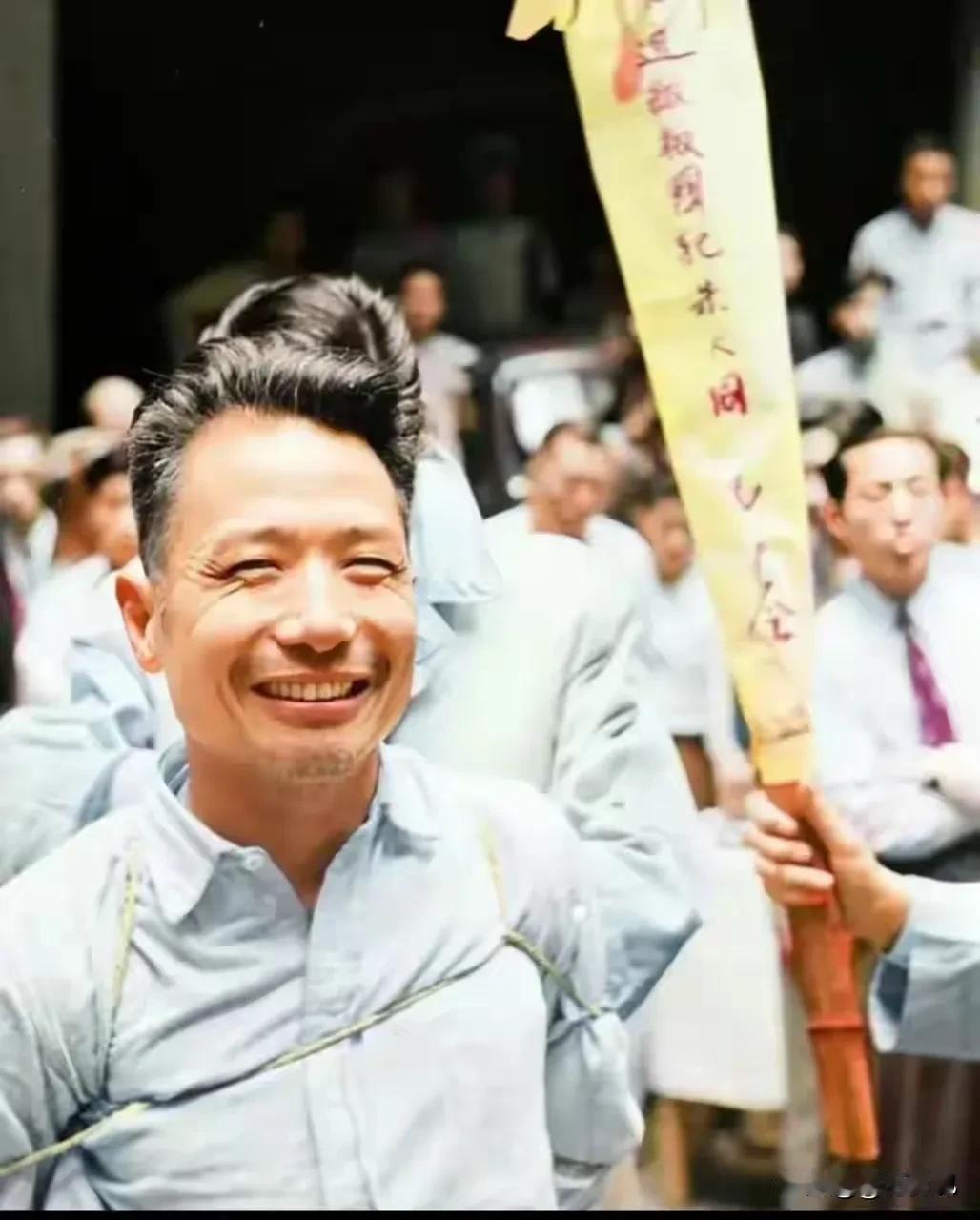 他临刑前的笑容里是对共产主义的信仰，真正的革命者，都是有信仰的。投身革命那天起，