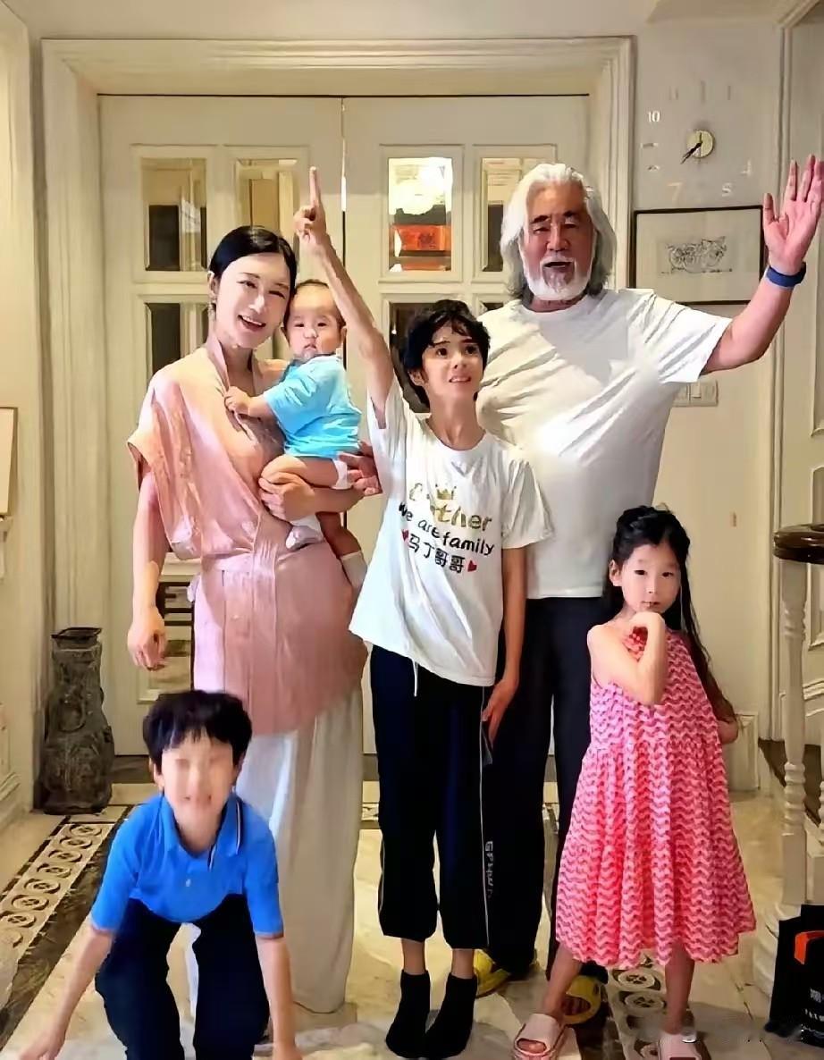 大导演张纪中老先生确实多子多福！近日，张导又发布了抖音作品，画面中他与小娇妻杜星