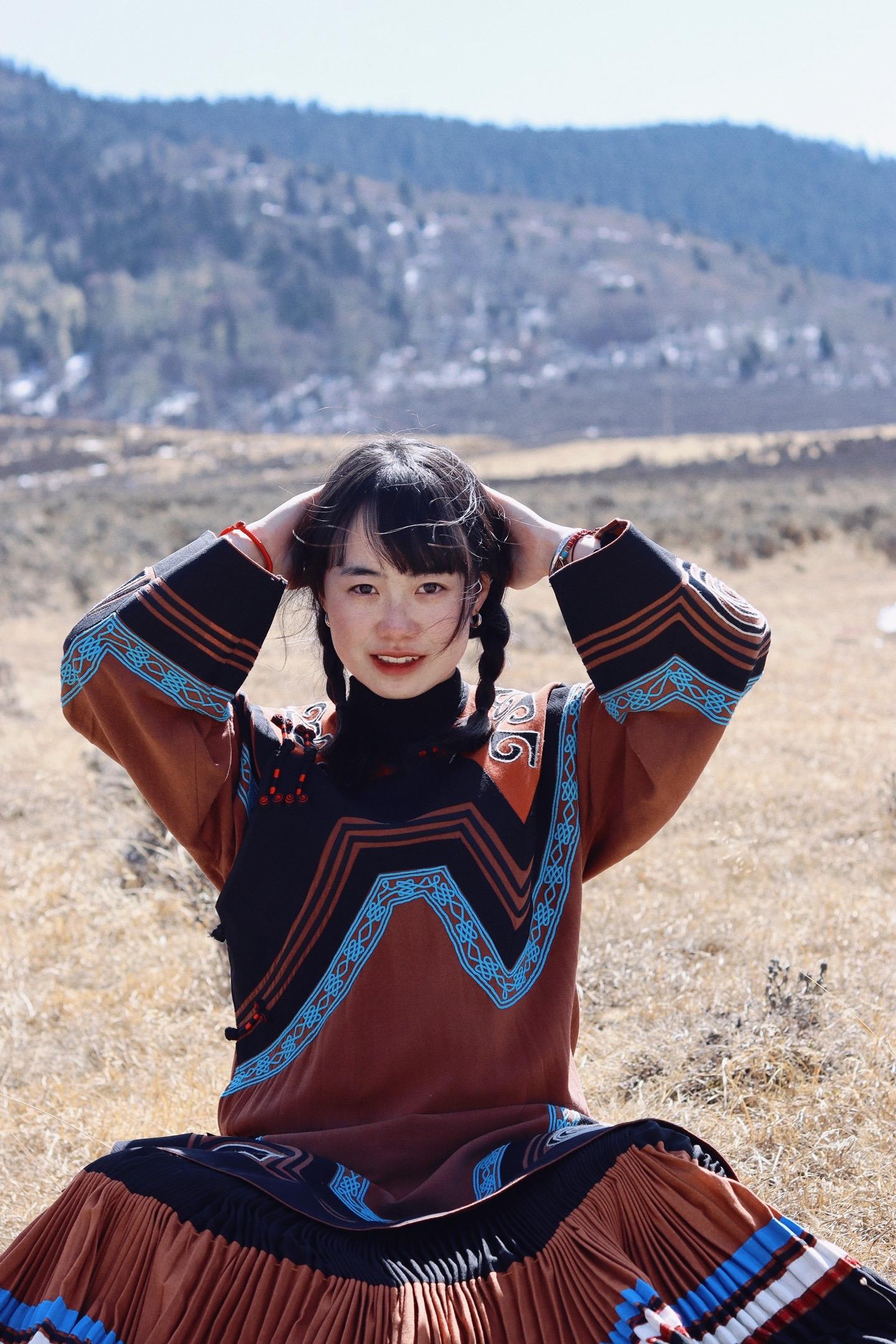 安稳于日常 浅喜于光阴 悦己 阅己.彝族服饰