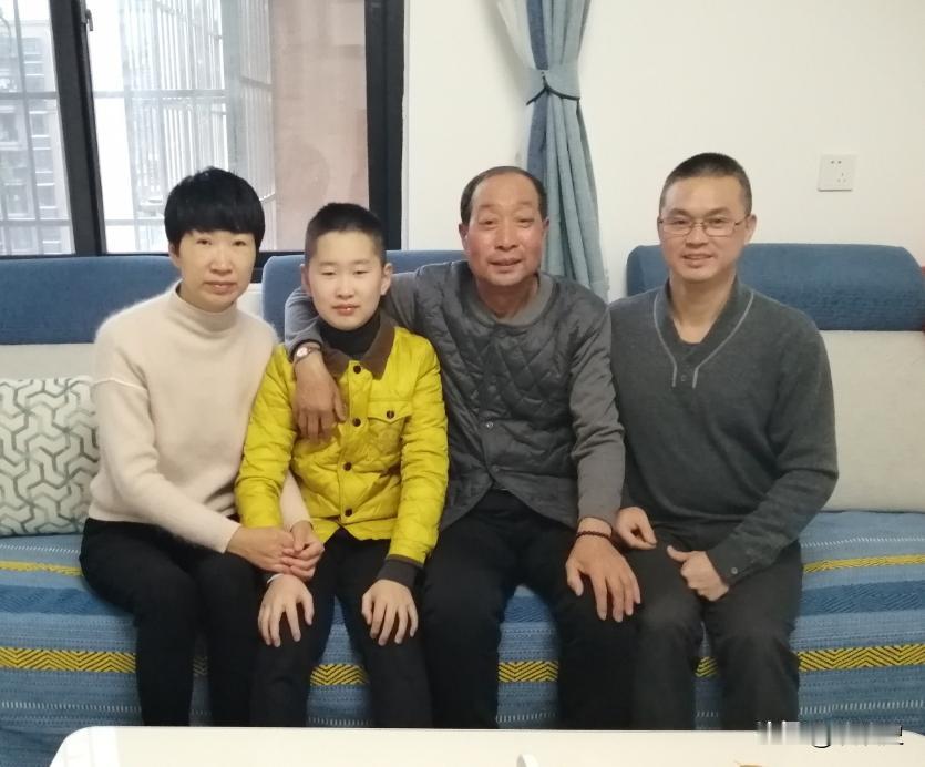 1997年，19岁战士因救人英勇牺牲，父母多次晕倒，可没想到20年后，战士母亲离