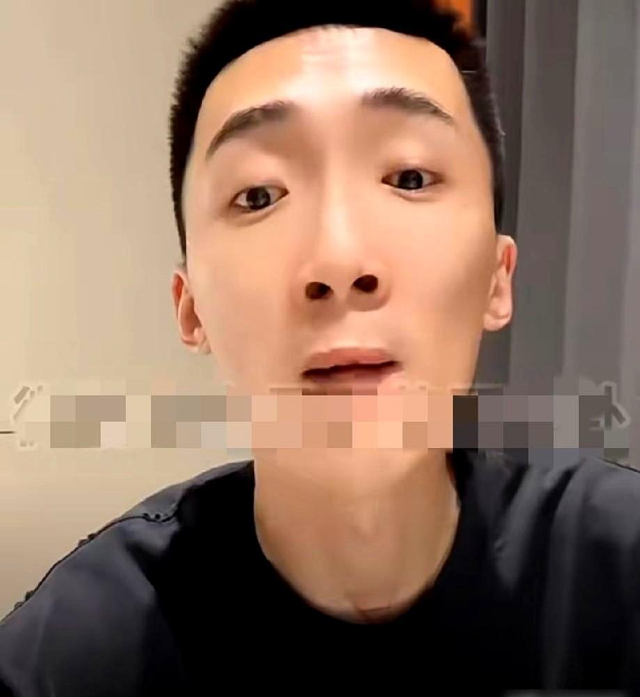 饭局上越安静的人，段位可能越高。

饭局上，二子爷和驴姐吵得面红耳赤，一桌子人手