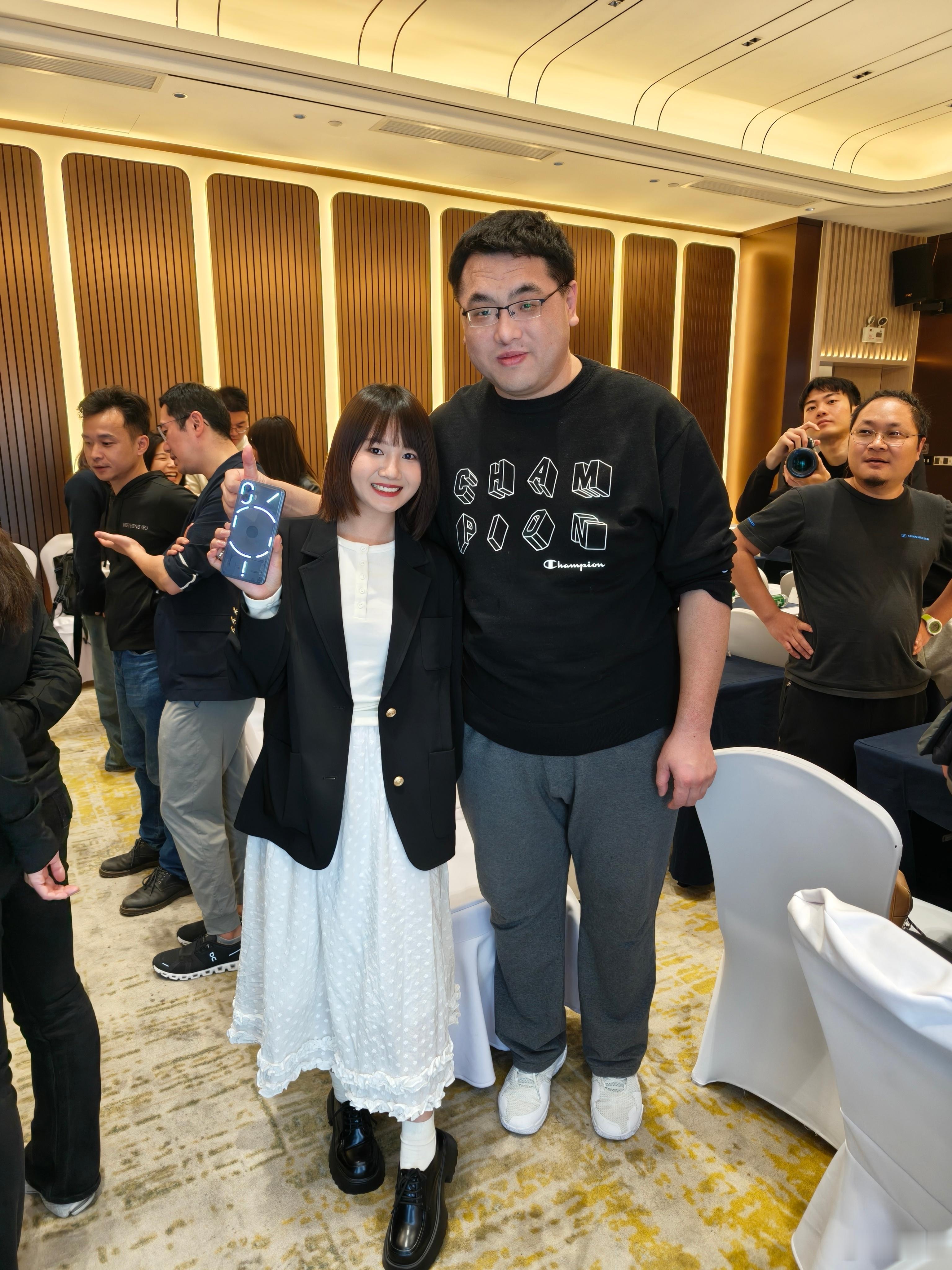 本大高个遇到对手了[哼] 都知道我一米七五，估计要破两米二了，这回你赢[握手] 