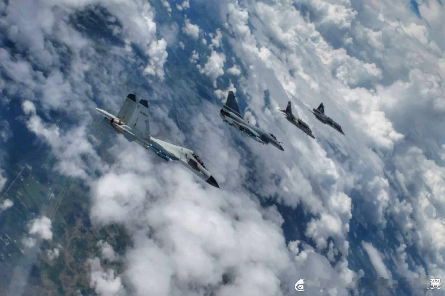 中泰空军鹰击-2025联合训练闭幕，泰国空军放出编队大合影，我国的HY-6U空中