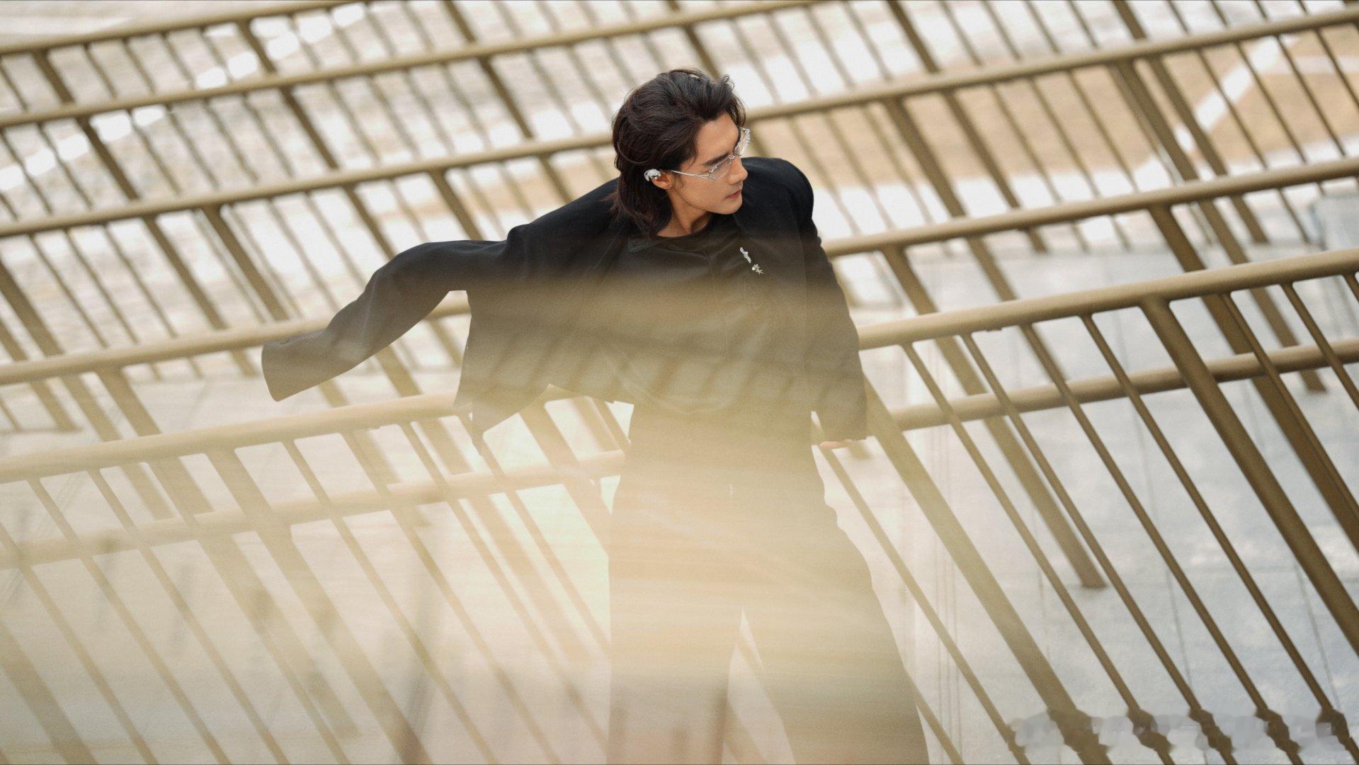 此沙回应在国外用彝语说获奖感言救命！此沙和李兰迪互动好甜～晒对方拍的美照超认可，