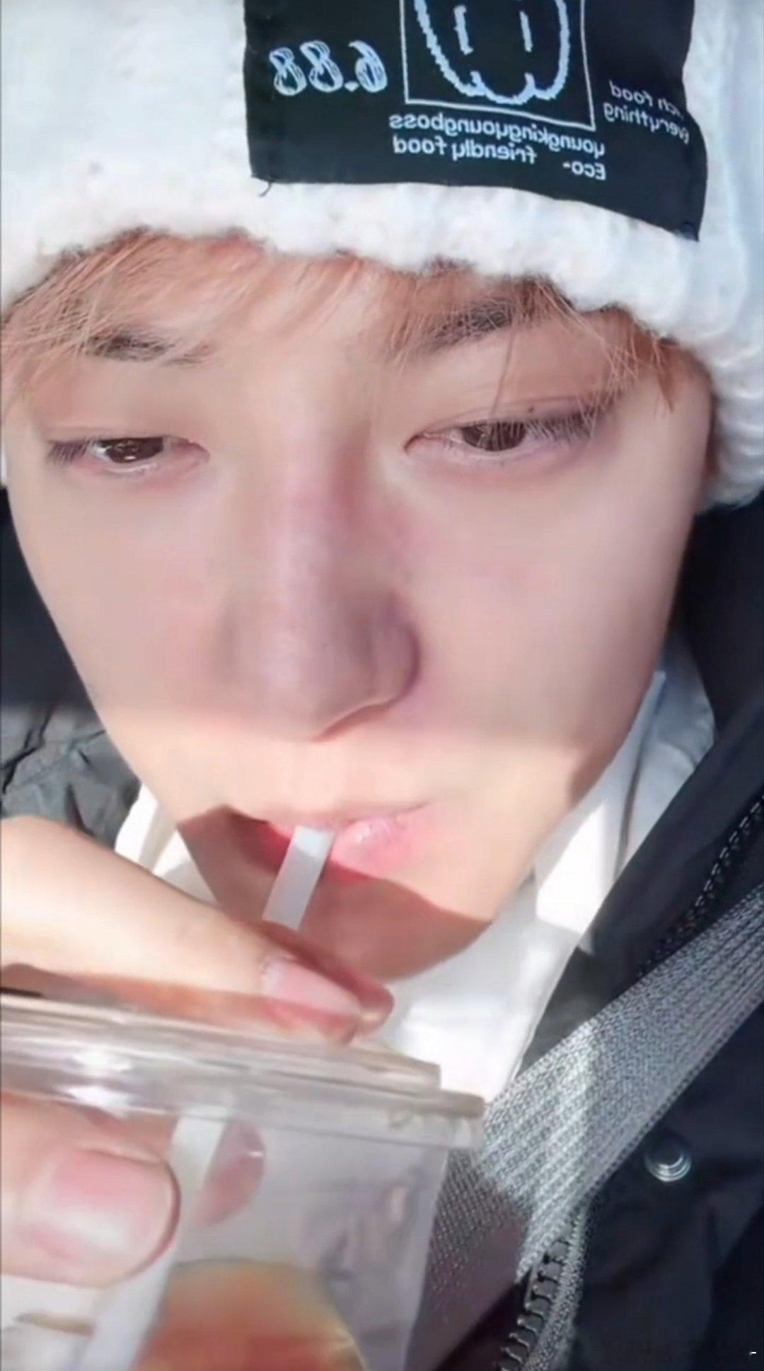 黄子韬要把海关卡住的颜值都拿回来黄子韬看到自己早期的照片，说自己慢慢会尽量变回之