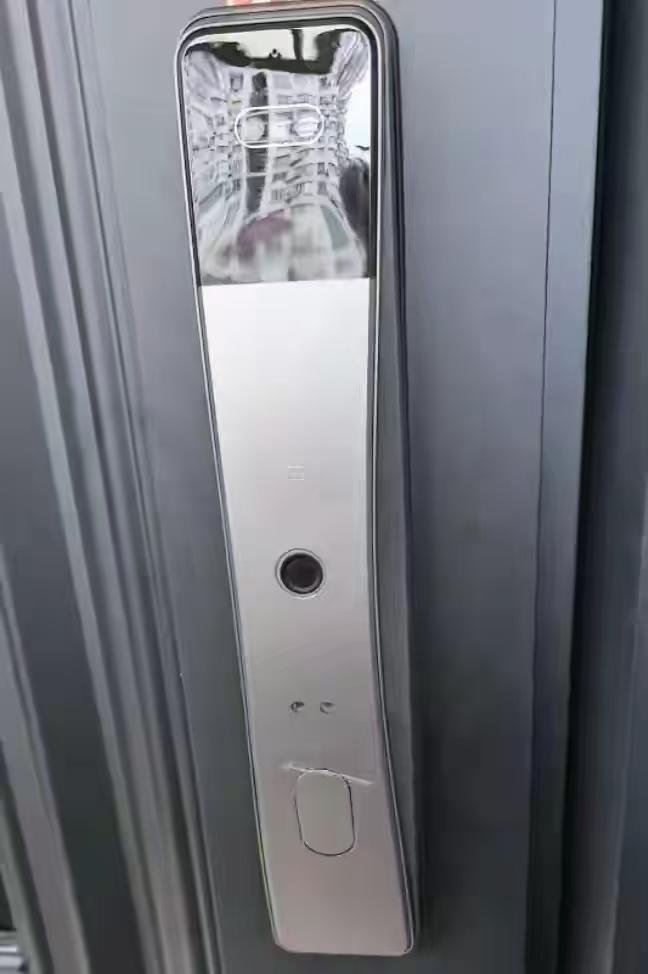 真的太让人心寒了！上海一位七十多岁的老爷子，只是简简单单给智能锁充个电，一不小心