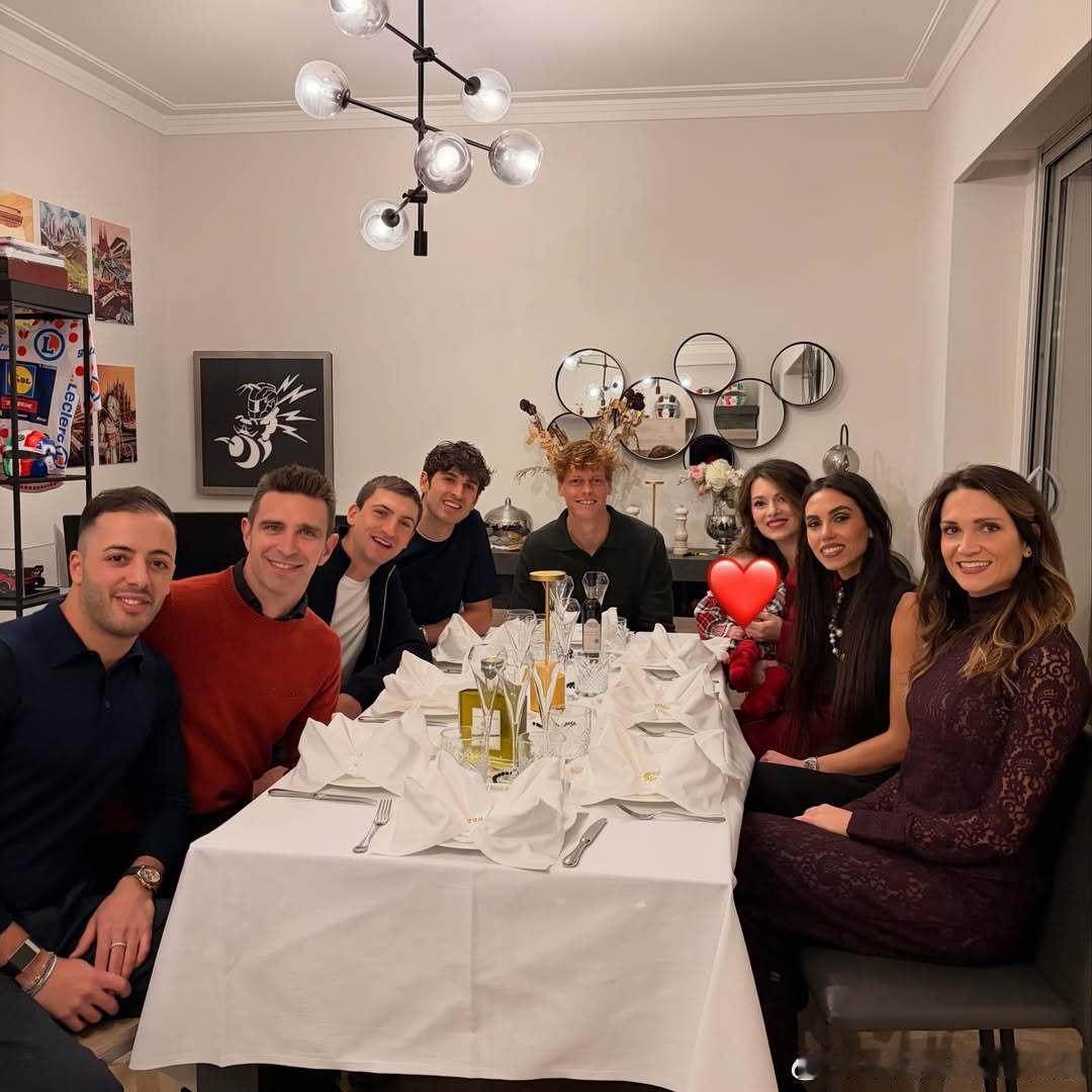 扬尼克·辛纳！在摩纳哥🇲🇨完成跨年晚宴！这顿饭的照片是吉奥维纳兹分享出来的！