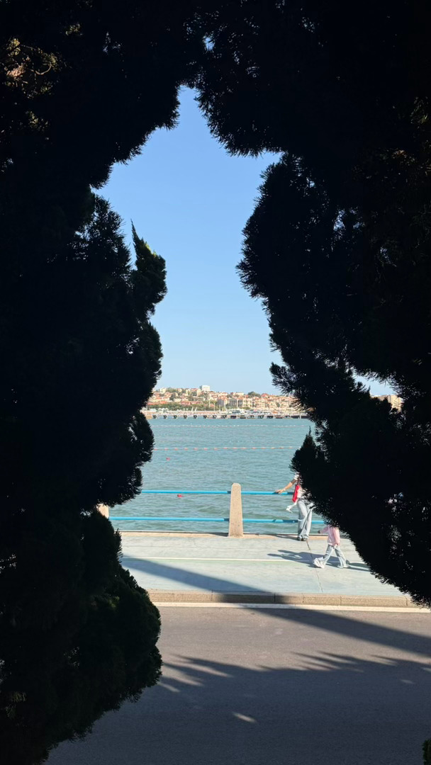 在公园里躺在躺椅上晒太阳左边儿是海浪右边儿是阳光闭眼感受闲暇啊！这就是我要的生活