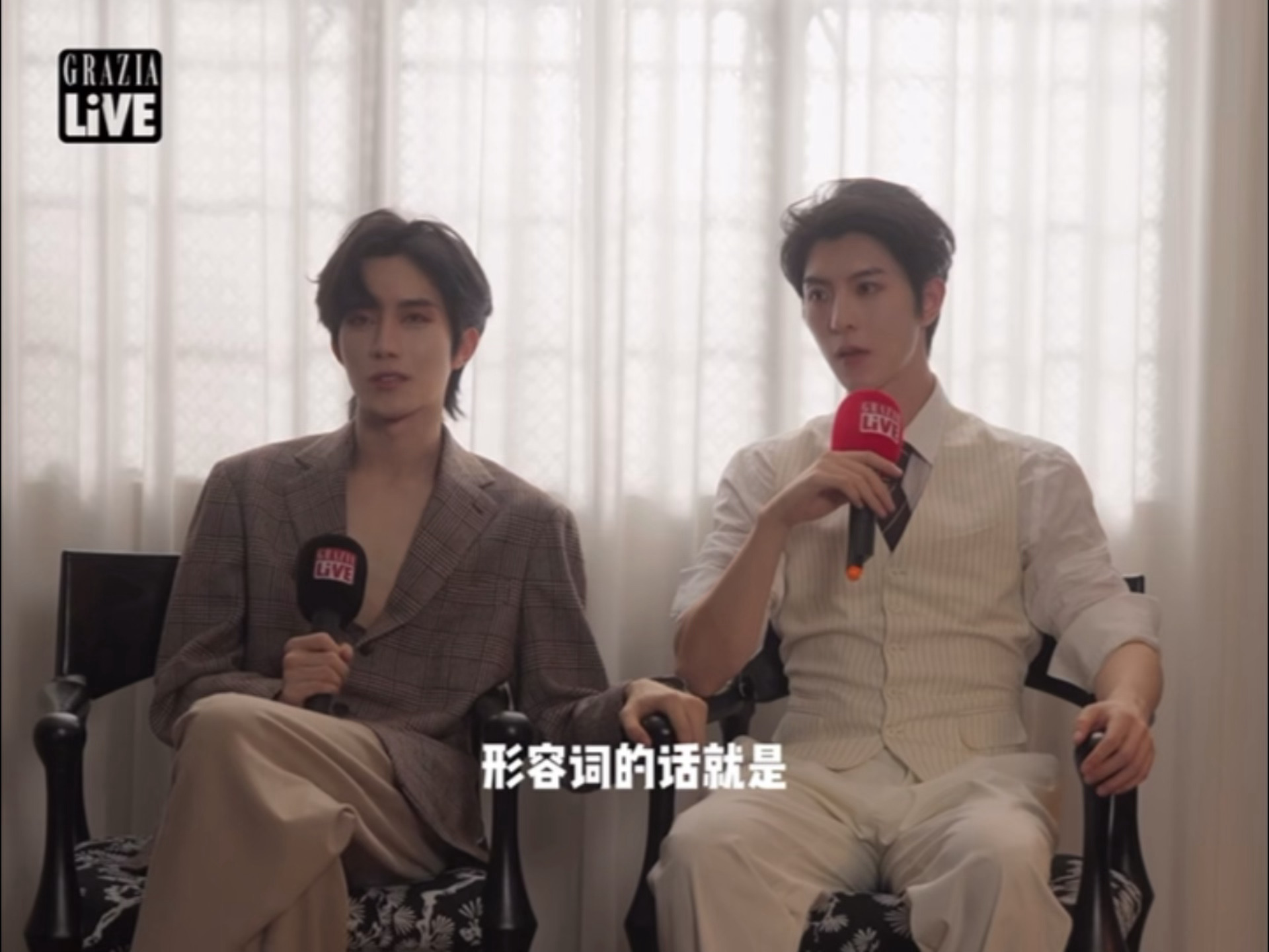 不是分开两把椅子的话，咪的手早搭哥哥腿上去了