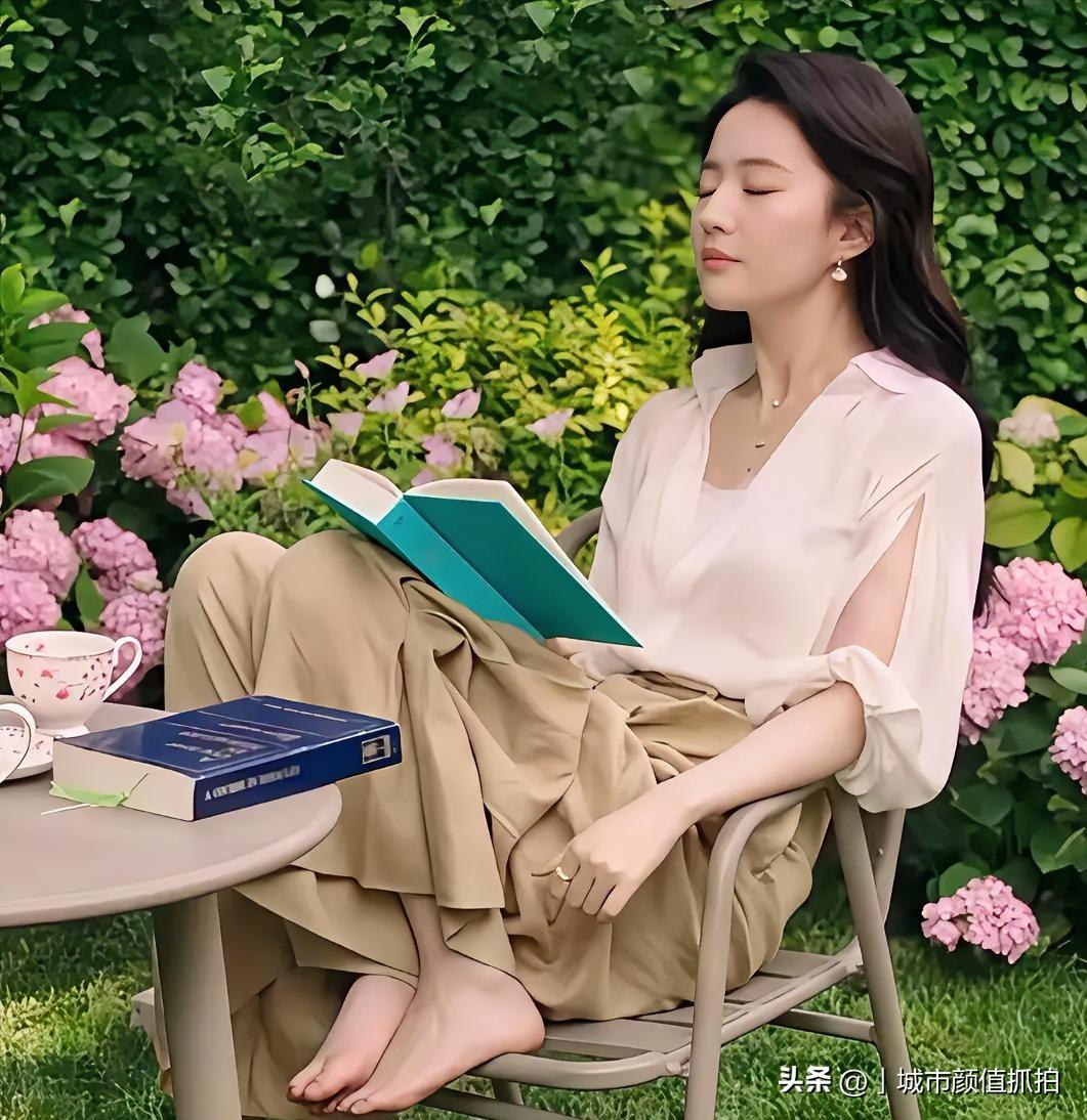 家人们谁懂啊，花丛里晒日光浴的刘亦菲，连光脚都透着一股仙气！这小脚丫看着软乎乎的