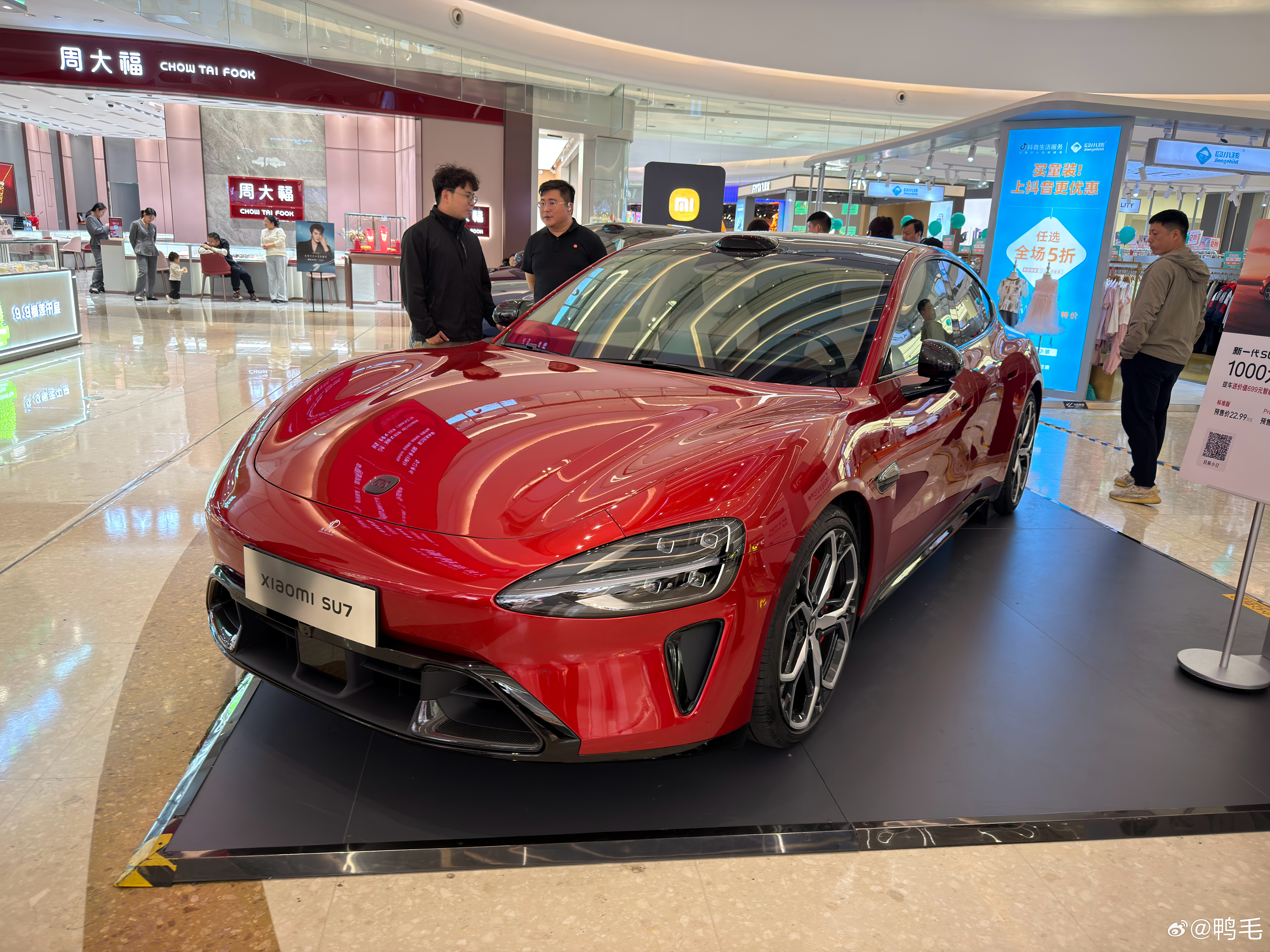 刚路过商场，看了一眼新一代小米SU7，刚好这台展车还是赤霞红。不得不说，实车比照