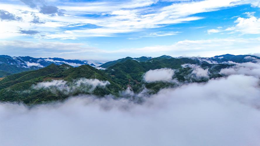 上联：头枕青山云做被
下联：脚踏黄土霞为裳