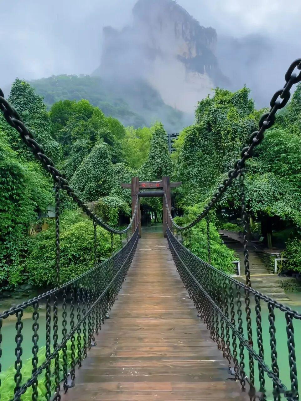 放弃商业化的凤凰，终于在湘西挖到真正的世外桃源✨藏在大山深处的德夯苗寨，人少清幽