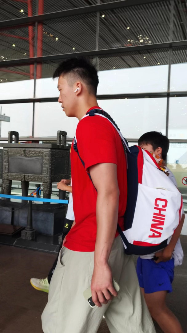 中国男篮抵达沈阳备战世预赛21人沈阳集结，郭士强率队备战日本。赵继伟、高诗岩在家