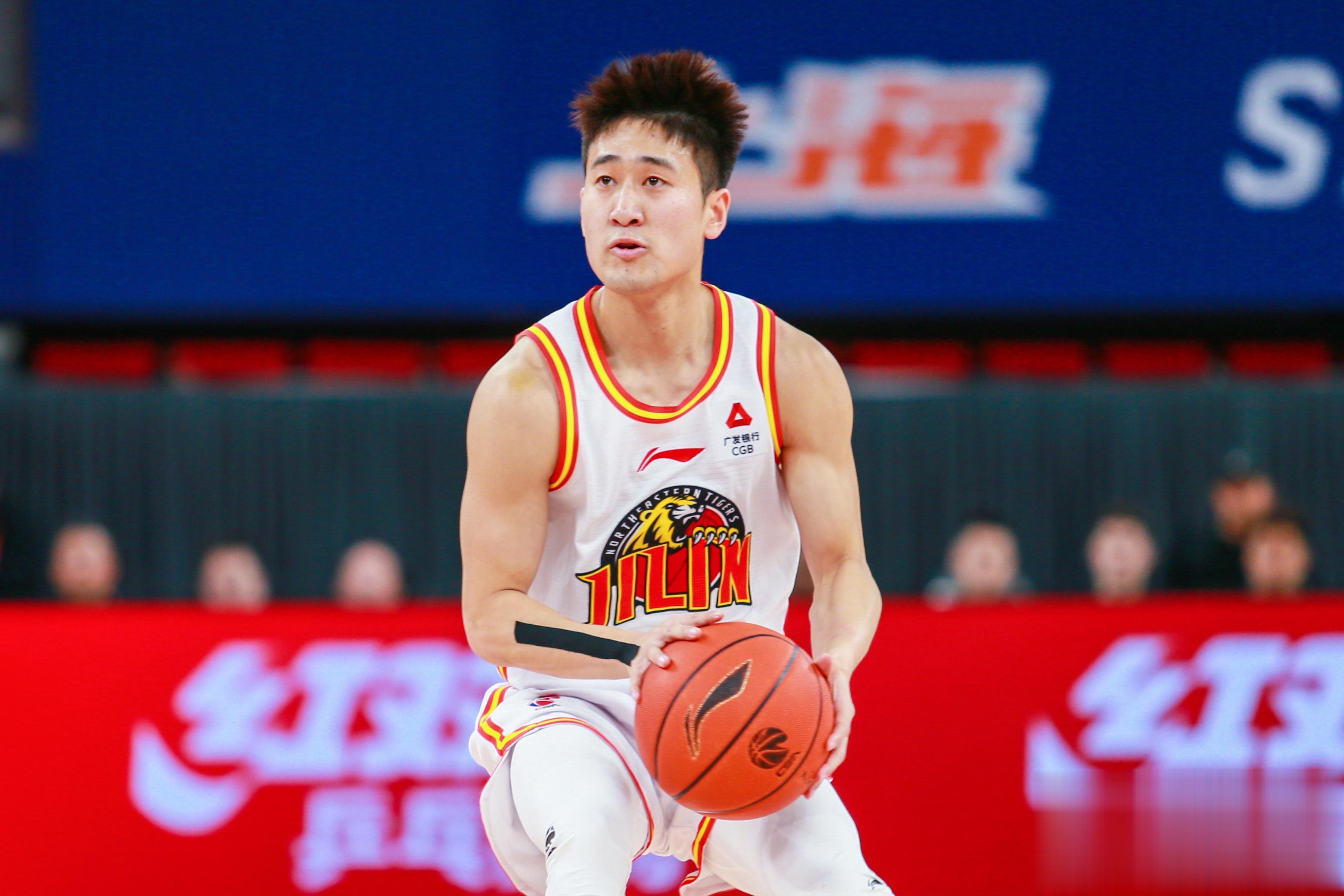 能攻善传！姜伟泽11中5拿到13分6助 三分8中3