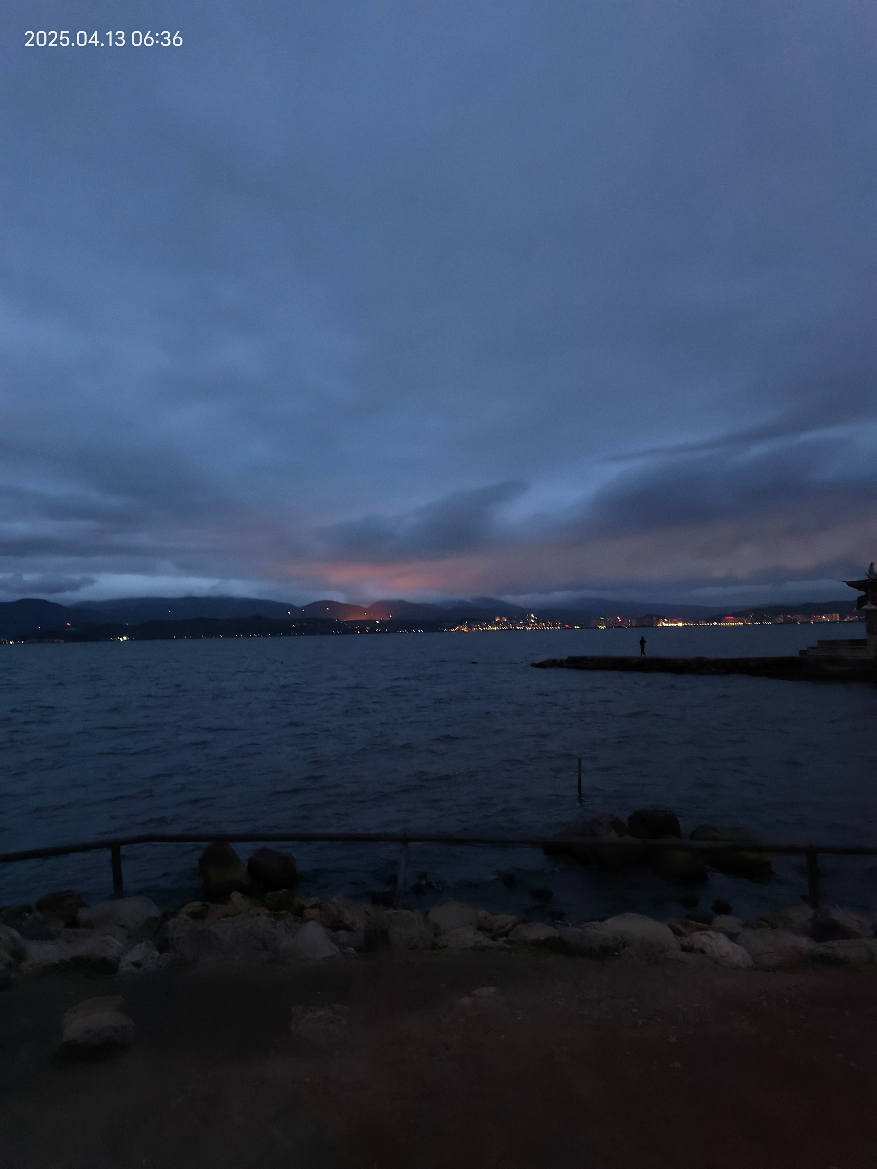 6:37我站在了洱海边等一场不确定的日出🌅 ​​​