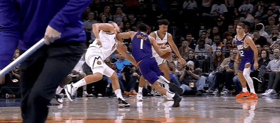 约基奇原地转了个圈很夸张，被布克打到脸还是很疼的



约基奇防布克，被打到脸了