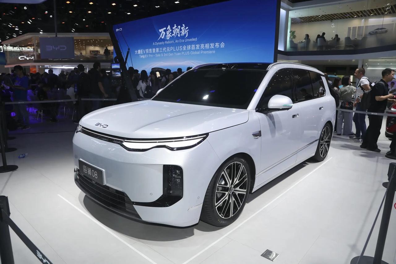 有四驱、带闪充、云辇A配后轮转向、六座带腿托、智能辅助驾驶还可兜底，就这些配置放