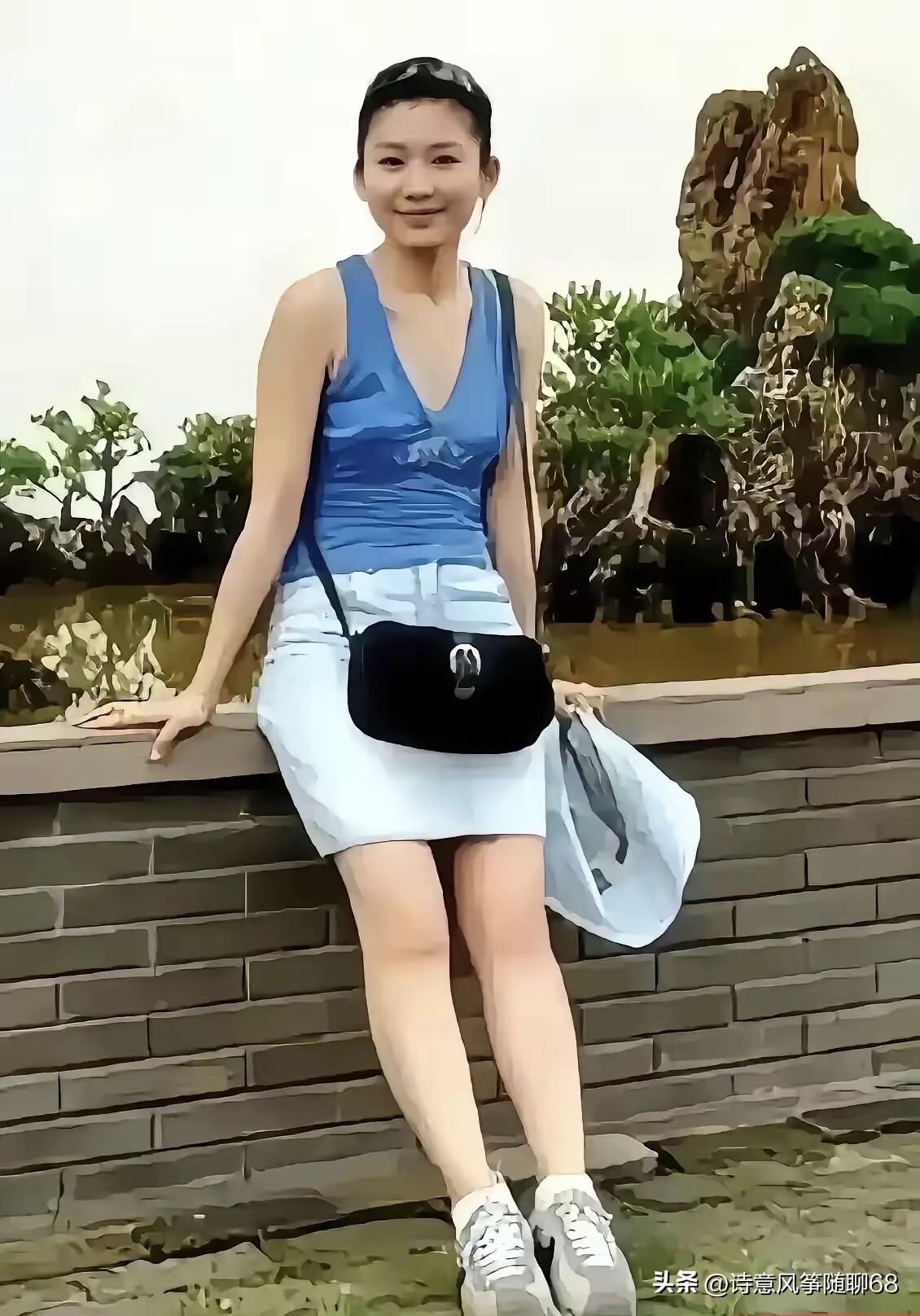 央视的美女主持人年轻的时候就是有气质，身材苗条，小脸大眼睛，这种脸型比较上镜，比