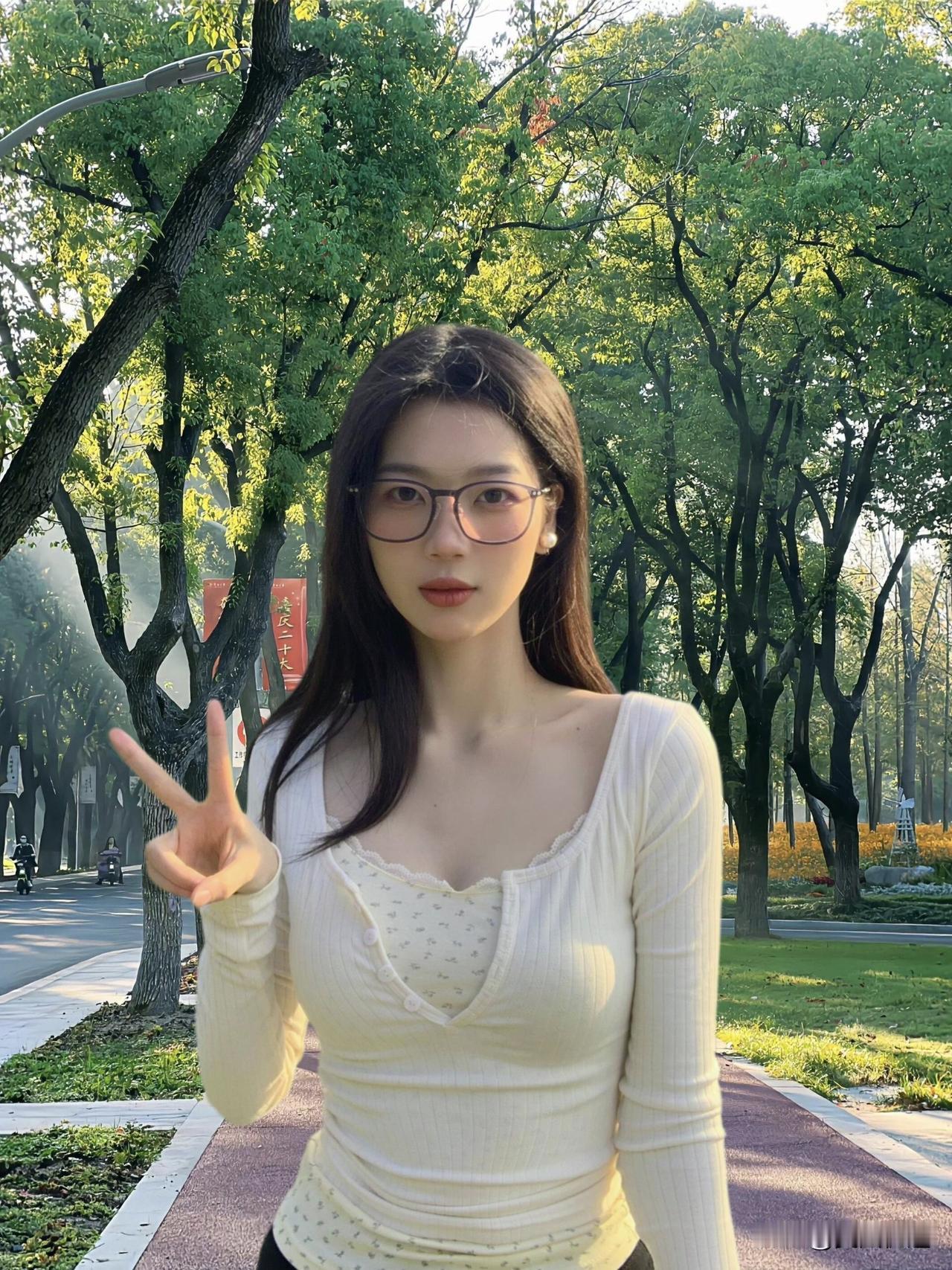 秋日公园里的甜美少女，阳光洒满的午后时光。🍂🌞