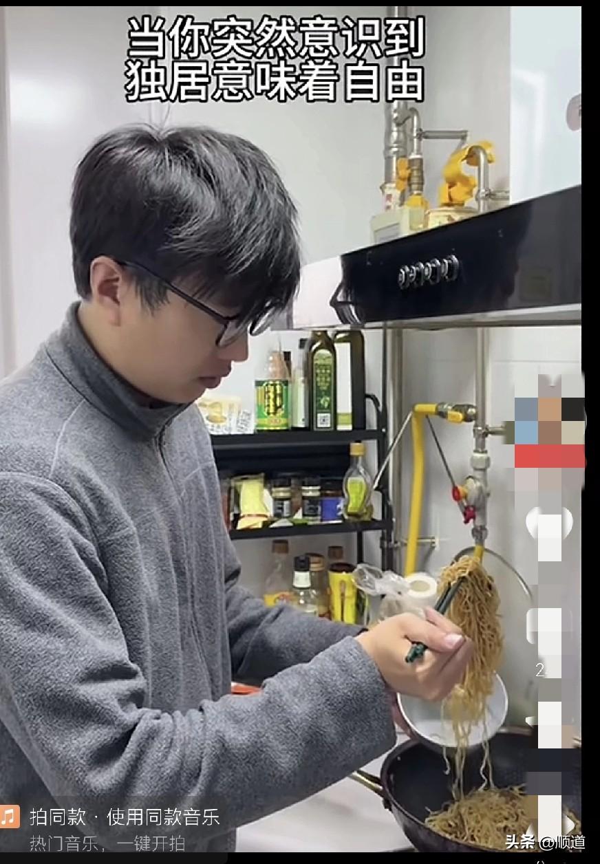 刷到一个小伙子煮完面条，刚要往碗里挑，突然想起了什么！只见他嗖一下窜上了厨柜，一