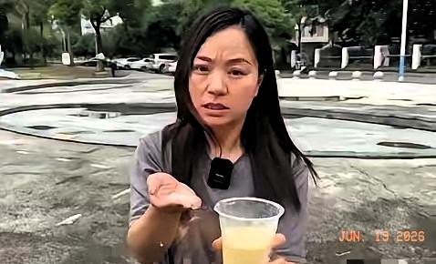 简直丧尽天良！6月16日曝光，四川一女子带娃吃火锅，点的“鲜榨玉米汁”孩子猛喝好