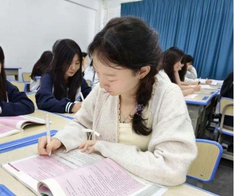 校园每周之星｜致敬闪闪发光的少年们。每周之星 致敬校园里真实、可爱、向上的你！?