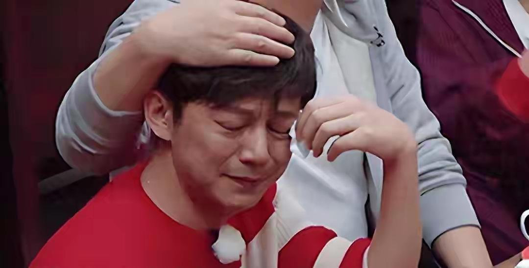 51岁何炅口碑崩塌，墙倒众人推的背后，从来不是运气差，而是公众人物对底线的一次次