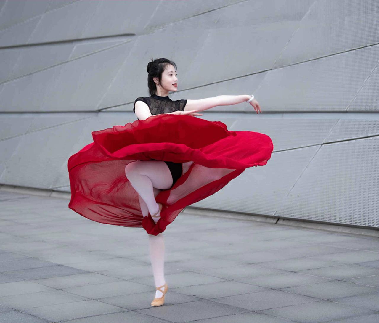 红裙似火，舞步如诗
于光影中起舞，于岁月里倾城。