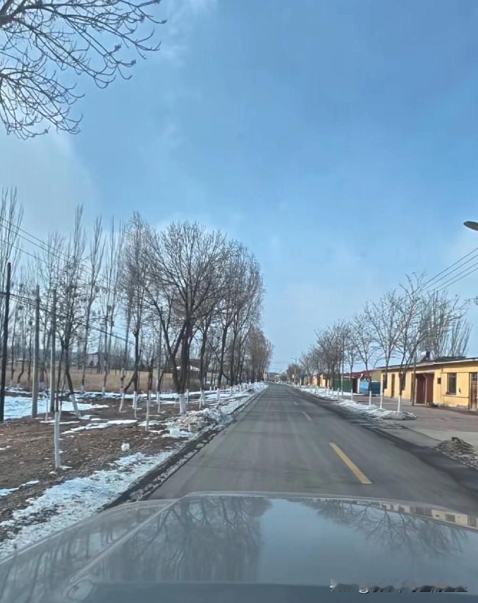 跟大伙提个醒：冬天走这种乡村公路，开车可得把心提到嗓子眼儿！

路边残雪化了又冻