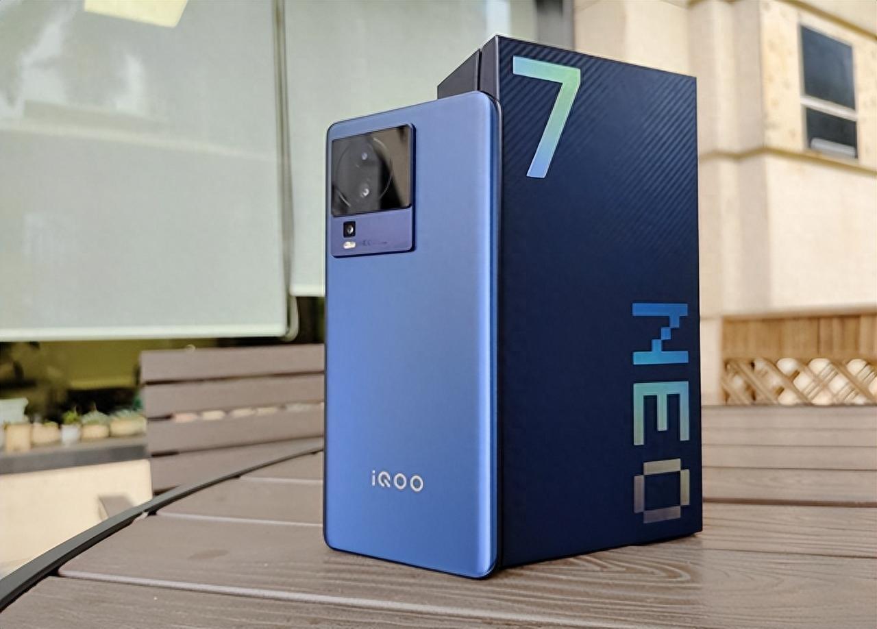 年底换手机，这4款高口碑手机降至1000左右，当下很适合入手
三款手机都配备了强