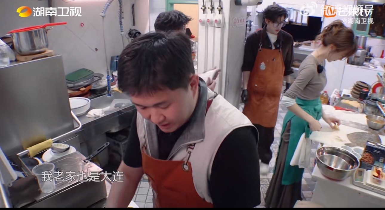 尹浩宇学东北话但没完全学尹浩宇和张百乔学东北话，学是学了发音也很标准，但是不知道