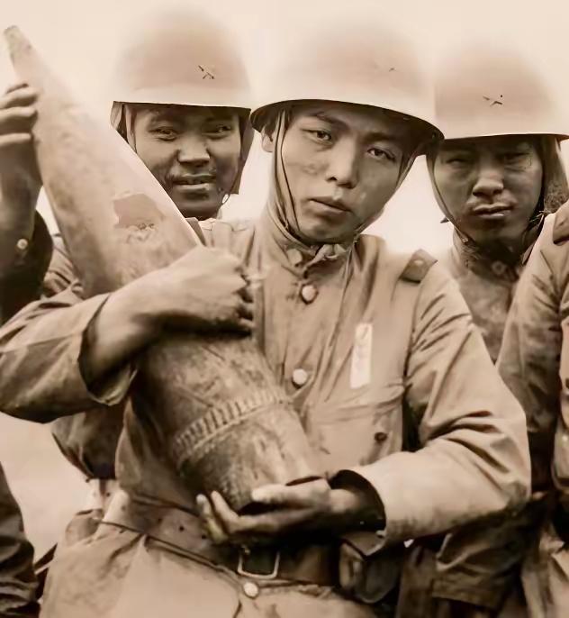 1937年，某一日深夜，一名日军翻进老农家，偷偷将一摞钱塞进窗户，低声道：“千万