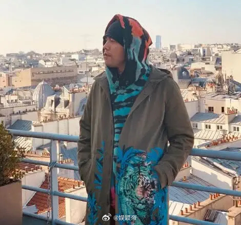 周杰伦杭州演唱会排面 舞台上的钢琴弹出《不能说的秘密》，台下的大合唱惊起夏虫。杭