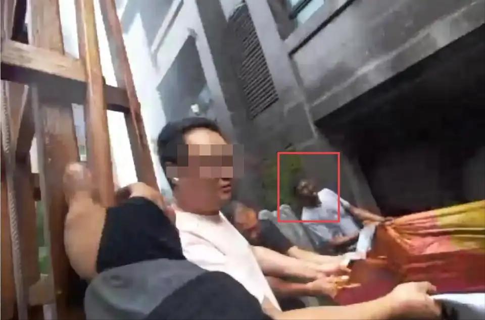 连云港火灾救援现场，群众里面好像还有个黑人小伙。


不过，这种拉法应该是很难承
