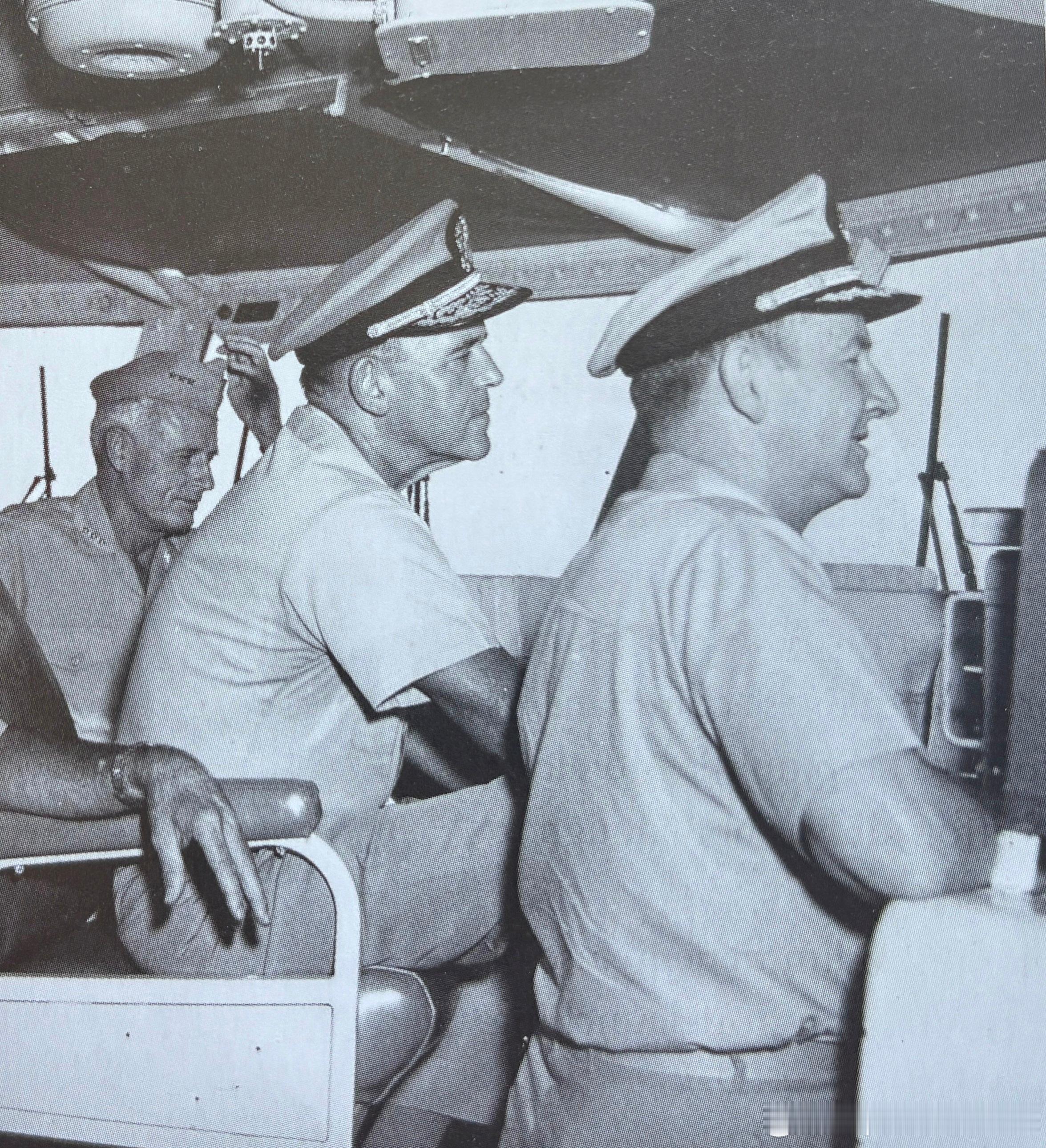 1968年在CVA-19 USS Hancock汉考克号航空母舰舰桥上的指挥官们