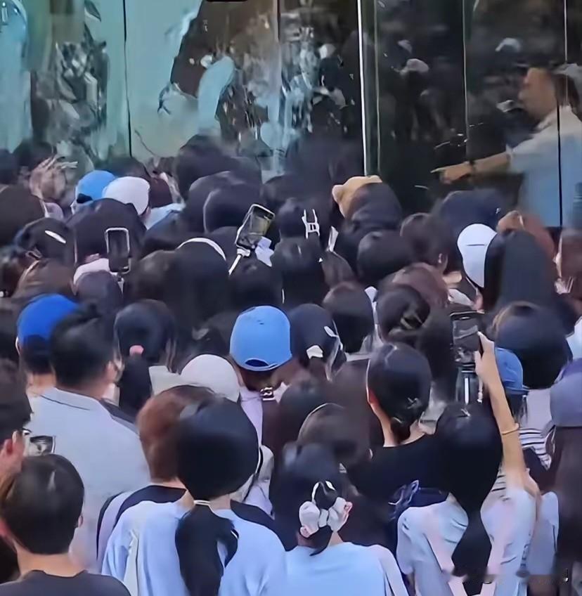 玻璃门碎了，别只怪粉丝太疯。5人受伤，一地碎渣，这哪是追星，简直是“玩命”。
