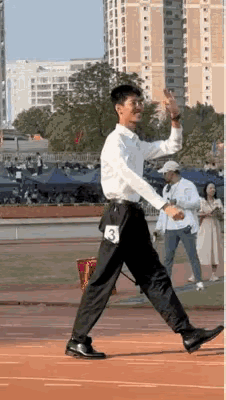换成咱们小时候体育老师一脚就踢过去了 