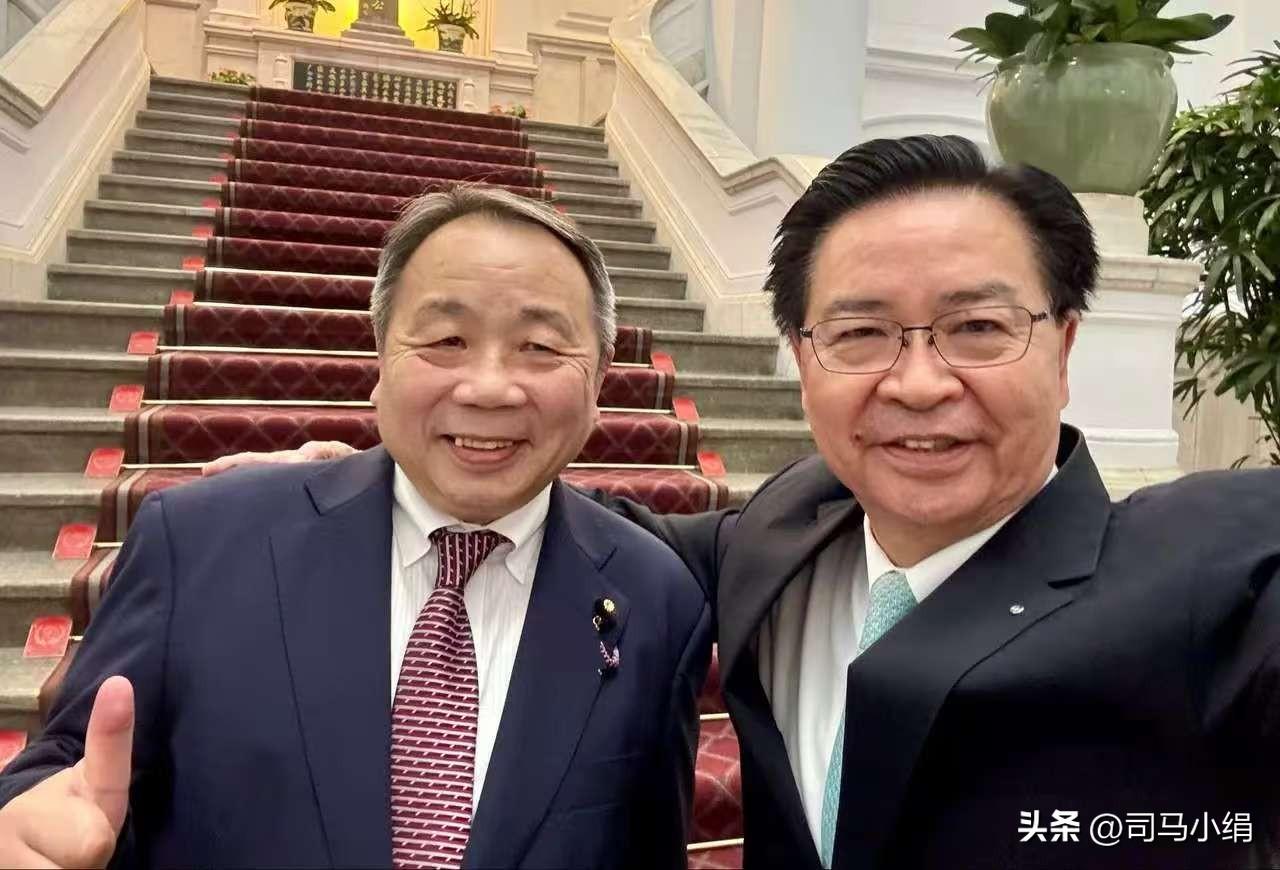 台湾当局所谓的“国安会”秘书长吴钊燮9月10日写道：“日本参议院议员石平和我都受