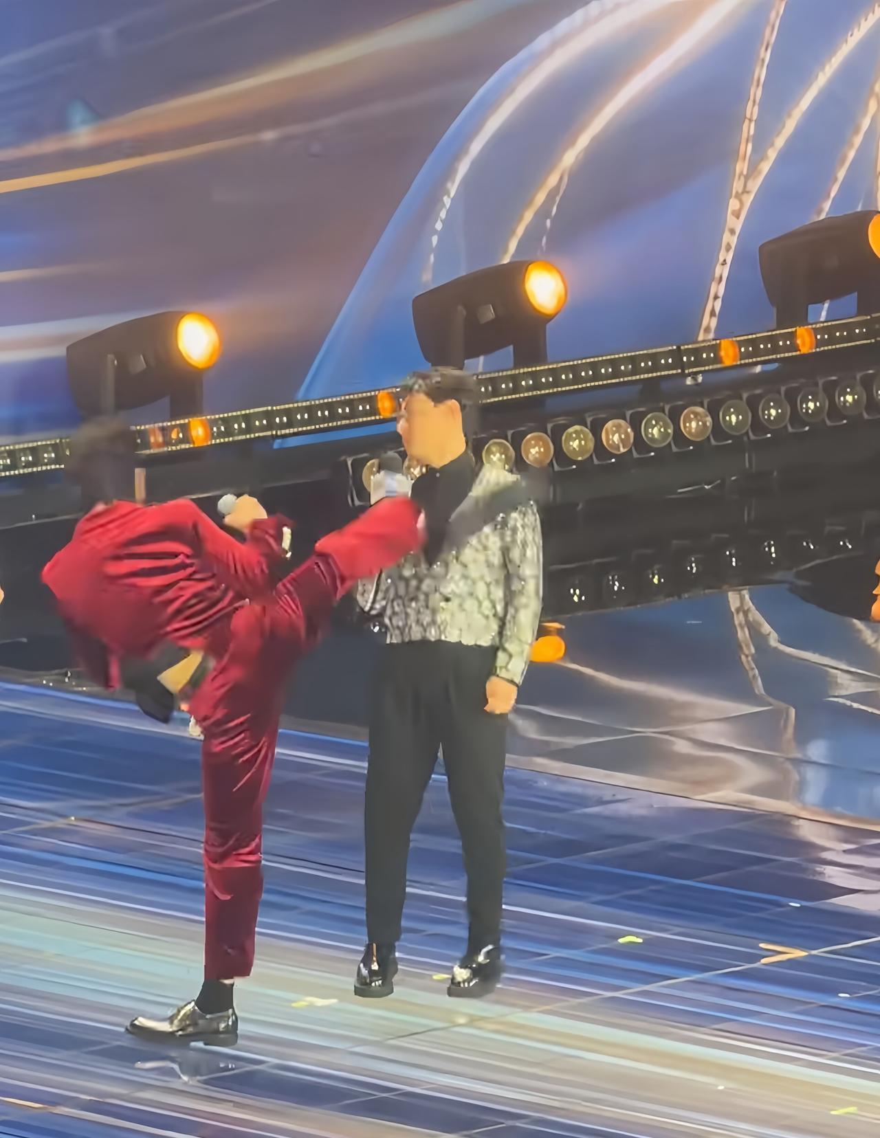 向佐一脚差点扫飞主持人下巴！
视频放大16倍才发现玄机：他脚尖距离对方皮肤始终保