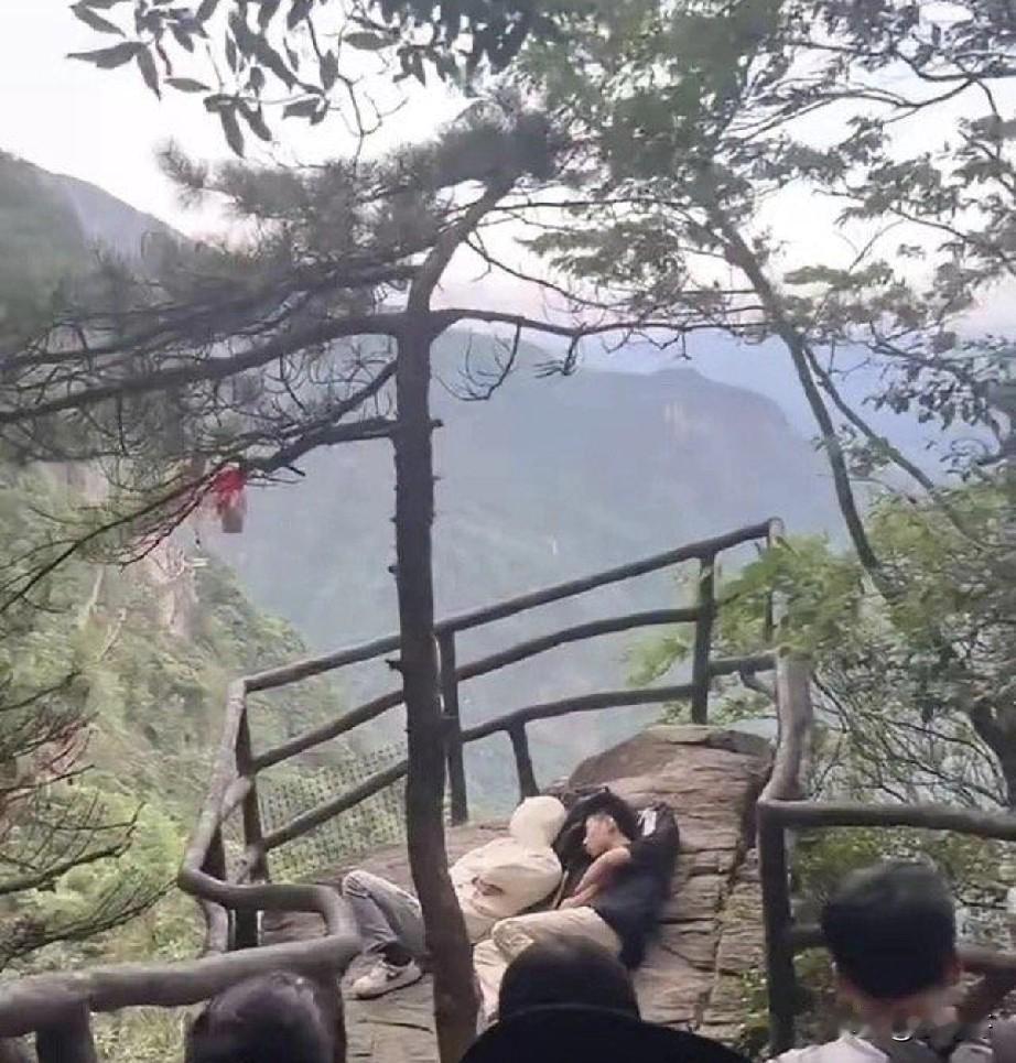 日出都看完了，两位还没起床